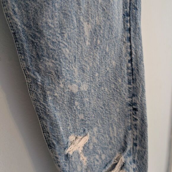 American Eagle Mom Jeans High Rise Distressed Thrashed Denim Bleach Dye Size 6 - Picture 10 of 13
